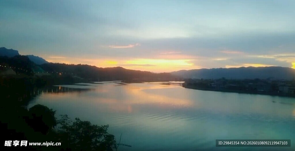 湖畔日落美景