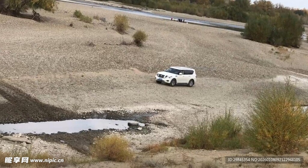 沙漠中行驶的白色车辆