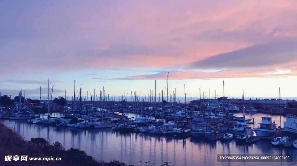 黄昏下的宁静港湾