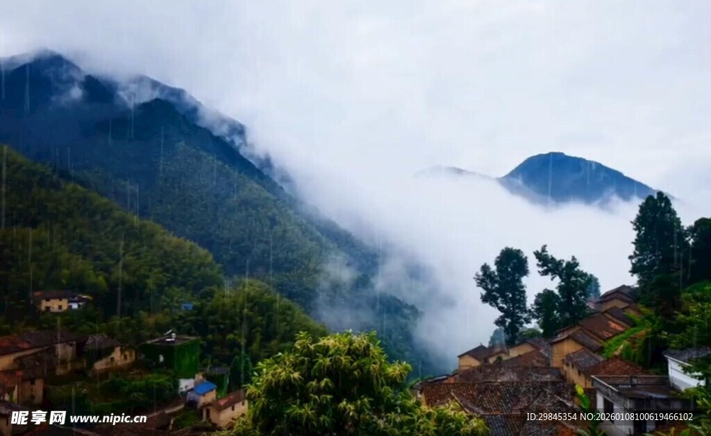 山间云雾缭绕的村落美景