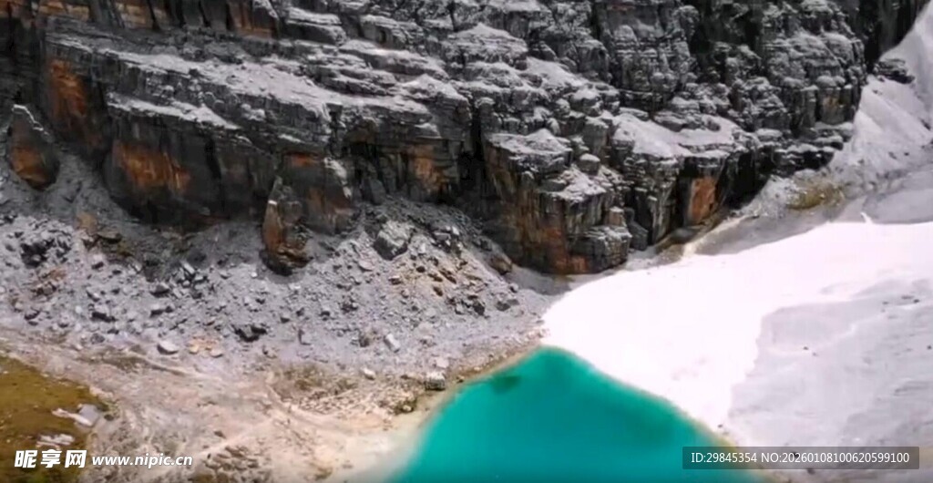 雪山下的碧绿湖泊