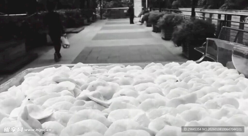 街道上堆积如山的白雪