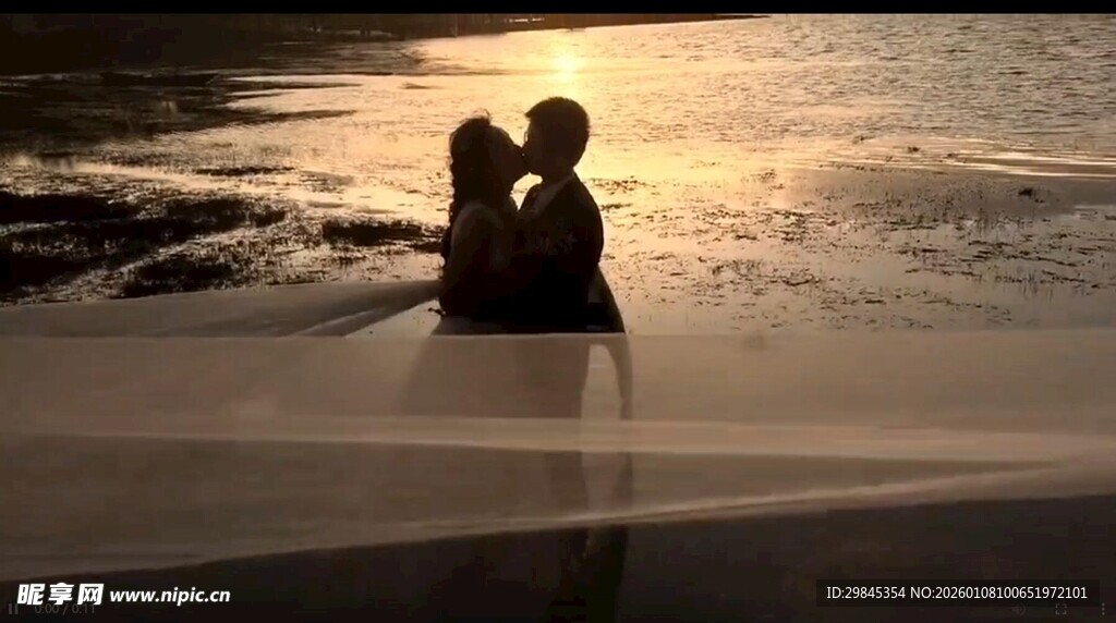 夕阳下情侣在水中相拥