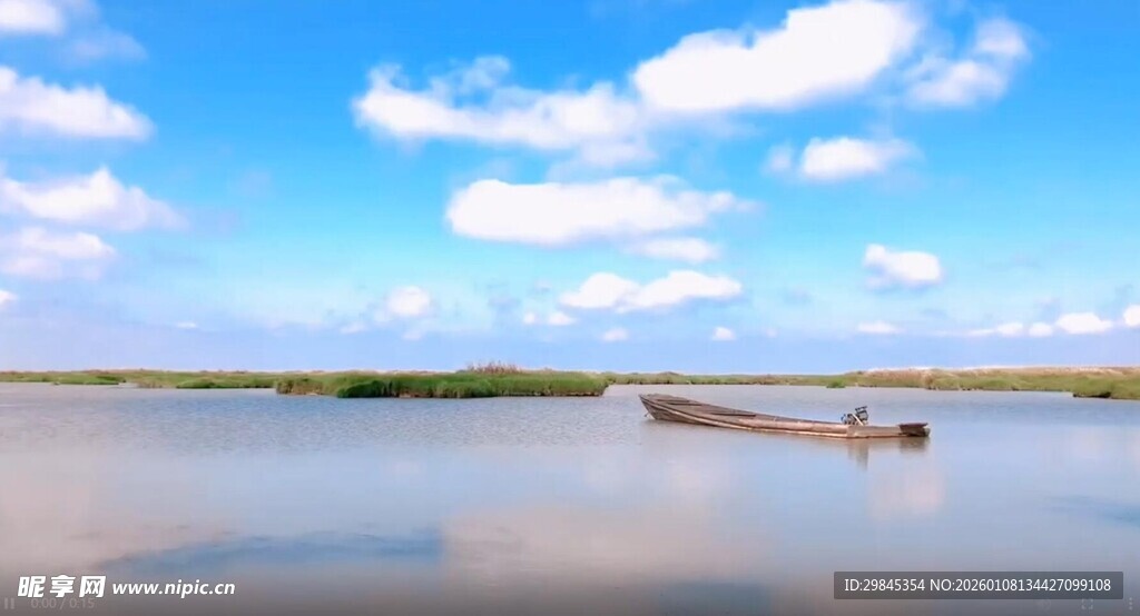 蓝天碧水间的孤舟