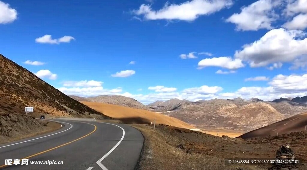 蜿蜒公路旁的壮美山川