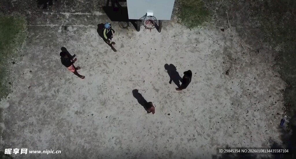 户外多人围坐于沙土地上