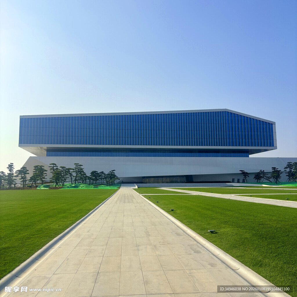 现代风格建筑前的开阔道路