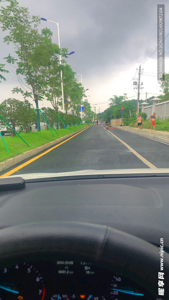 车内视角的雨天公路景色
