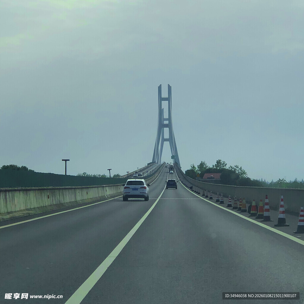 高速公路上的车辆与大桥