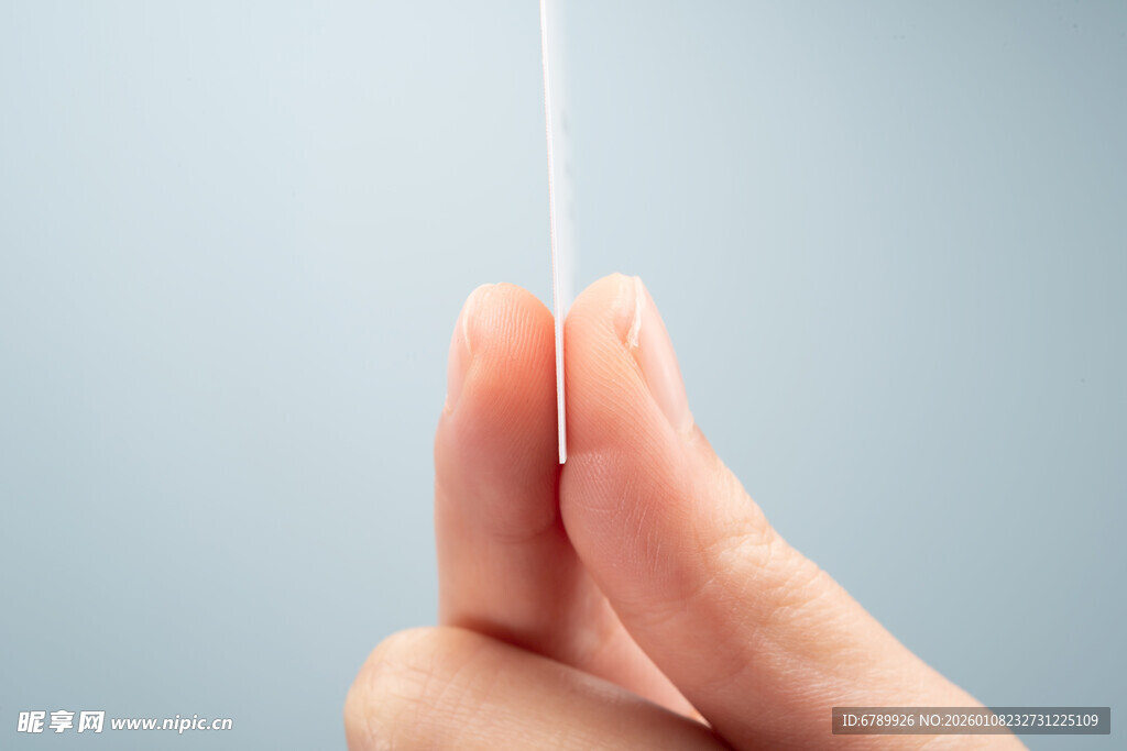 手指捏着一张薄卡片