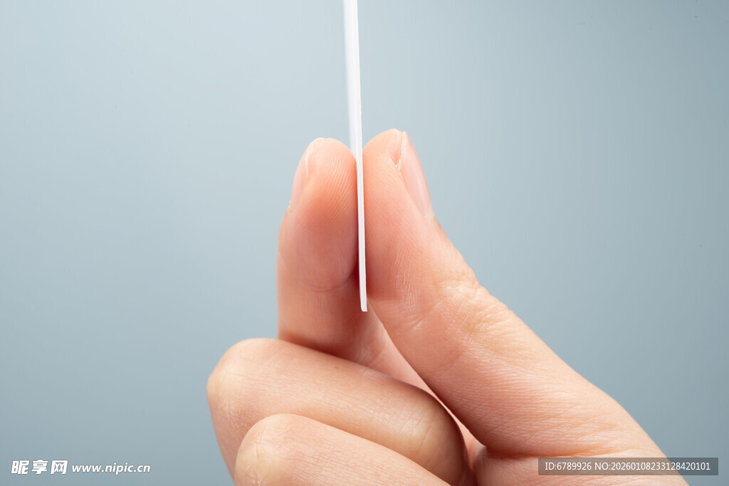 手指捏着一张薄卡片