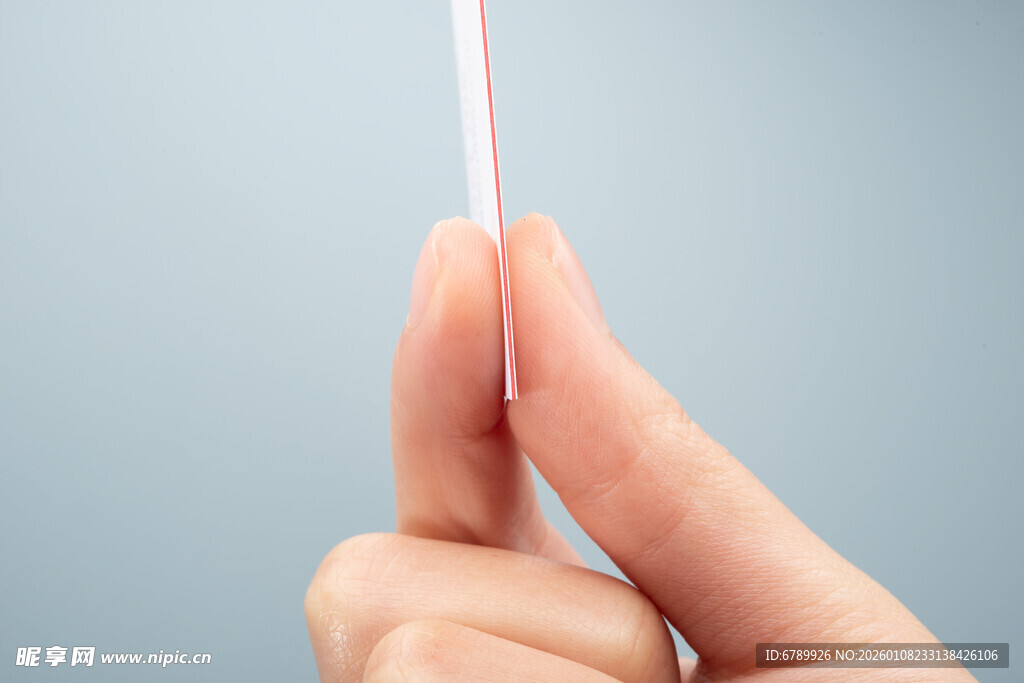 手指捏着一张薄卡片