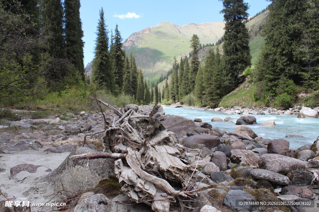 山间河谷漂流场景