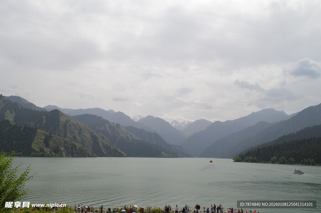 山水湖畔人群景