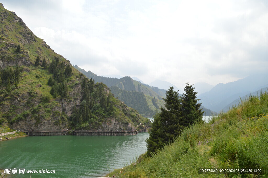 山间绿水畔的秀丽景致