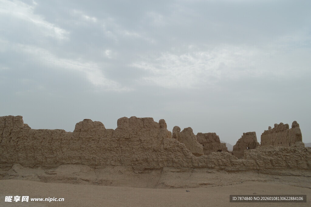 沙漠中的古老建筑遗迹