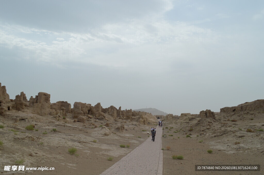 沙漠中一人漫步古老遗迹