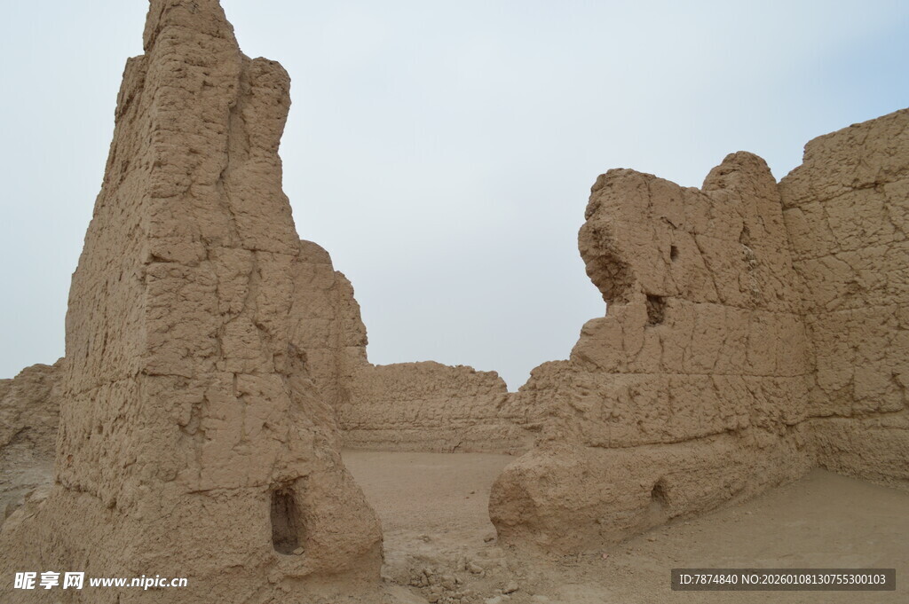 沙漠中的古老残垣断壁