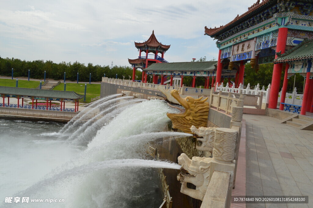 中式水景旁的古典建筑景观