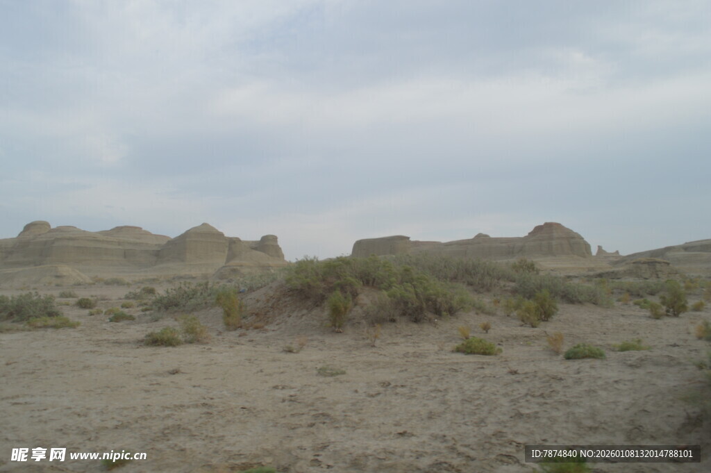 荒凉戈壁地貌景观