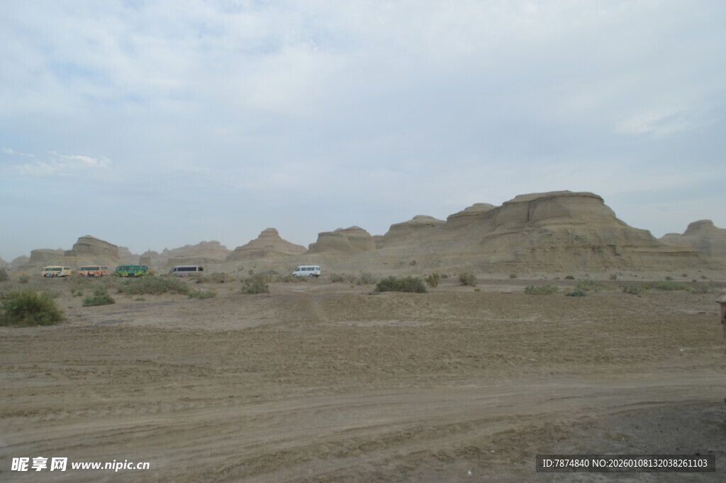 荒凉沙漠中的奇特山丘