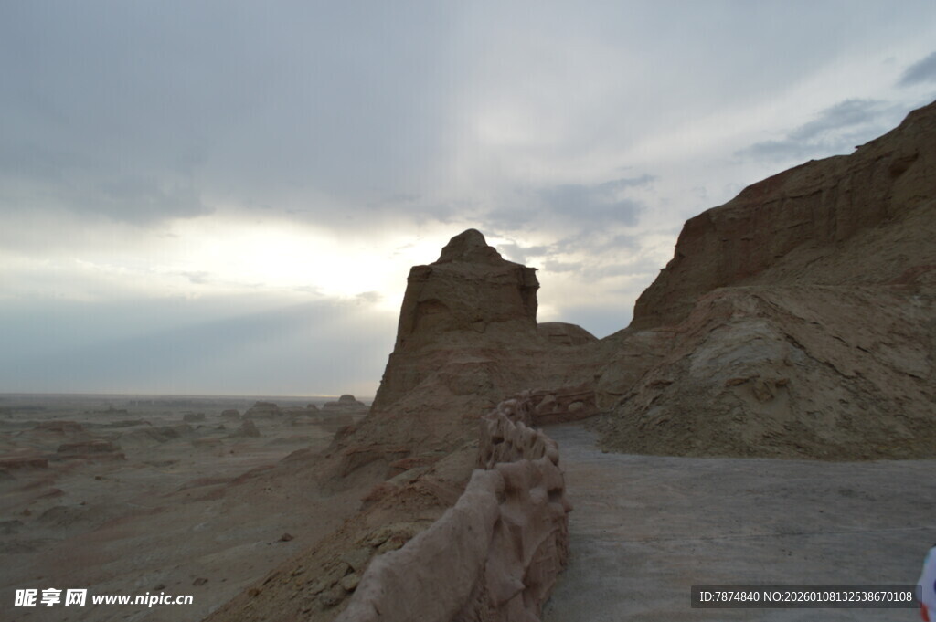 沙漠中的古老土丘景观