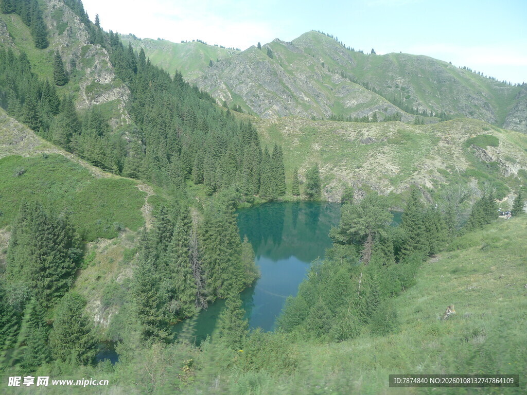山间幽蓝湖泊美景