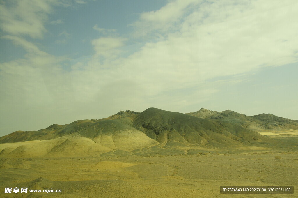 广袤荒漠中的起伏山丘