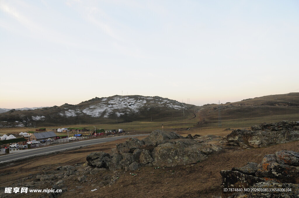 旷野公路旁的远山景色