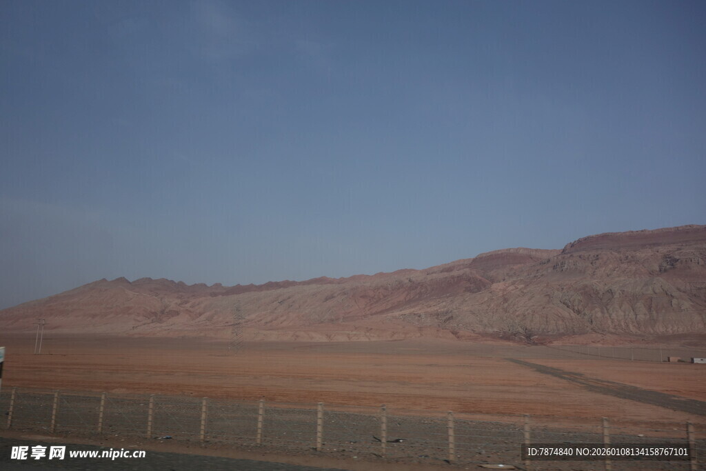 荒漠公路旁的连绵山脉