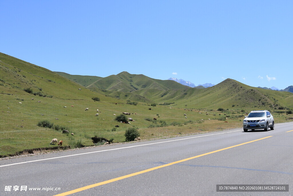 公路上行驶的车辆与青山