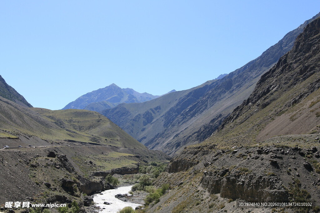 山谷间的河流与壮丽山脉