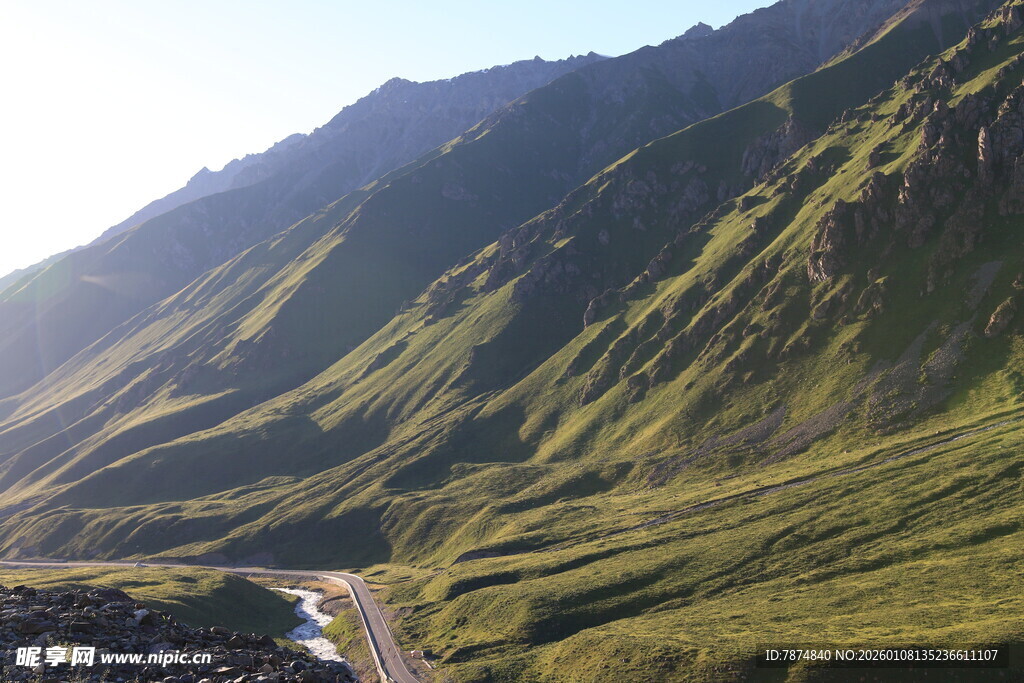 山间公路 绿意盎然的景致
