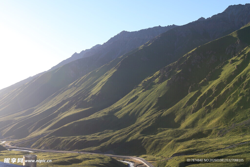 山间公路蜿蜒于翠绿山坡
