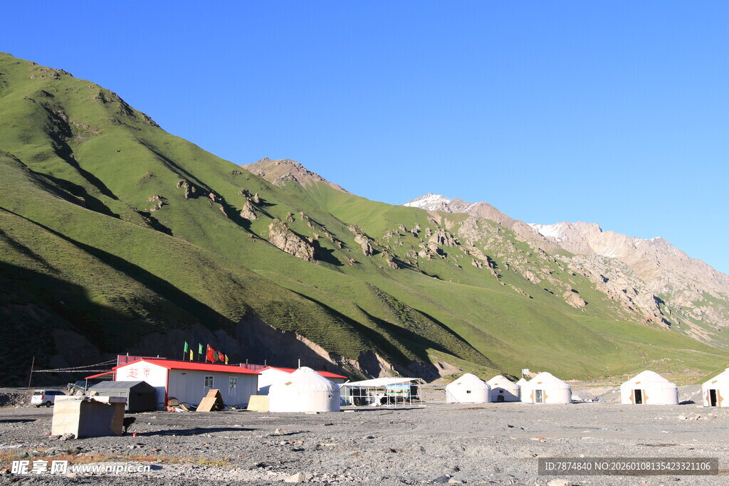 山间草原上的白色帐篷群