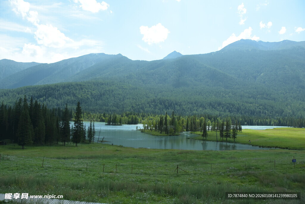 山间湖畔的秀丽自然风光