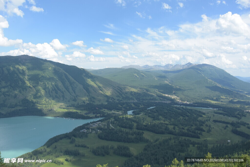 高山湖泊壮美自然风光