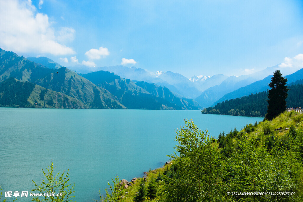 湖畔观景人 青山绿水间