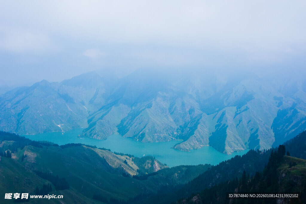 壮丽山水间的迷人湖景