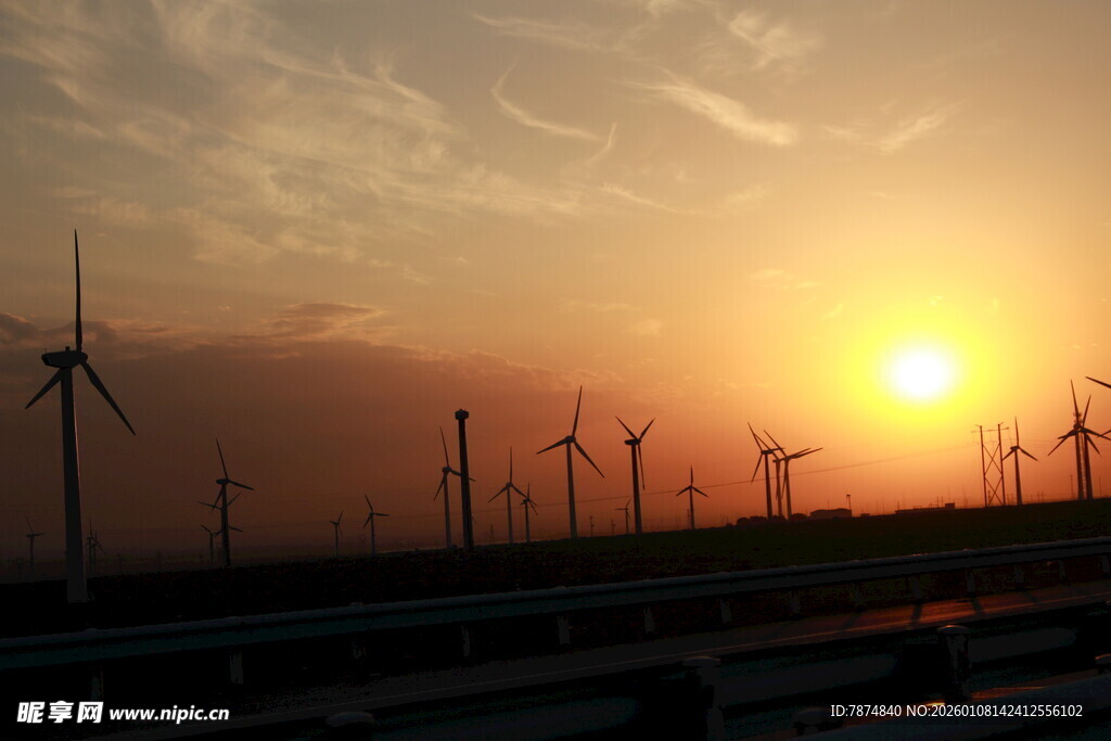 夕阳下的风力发电机组