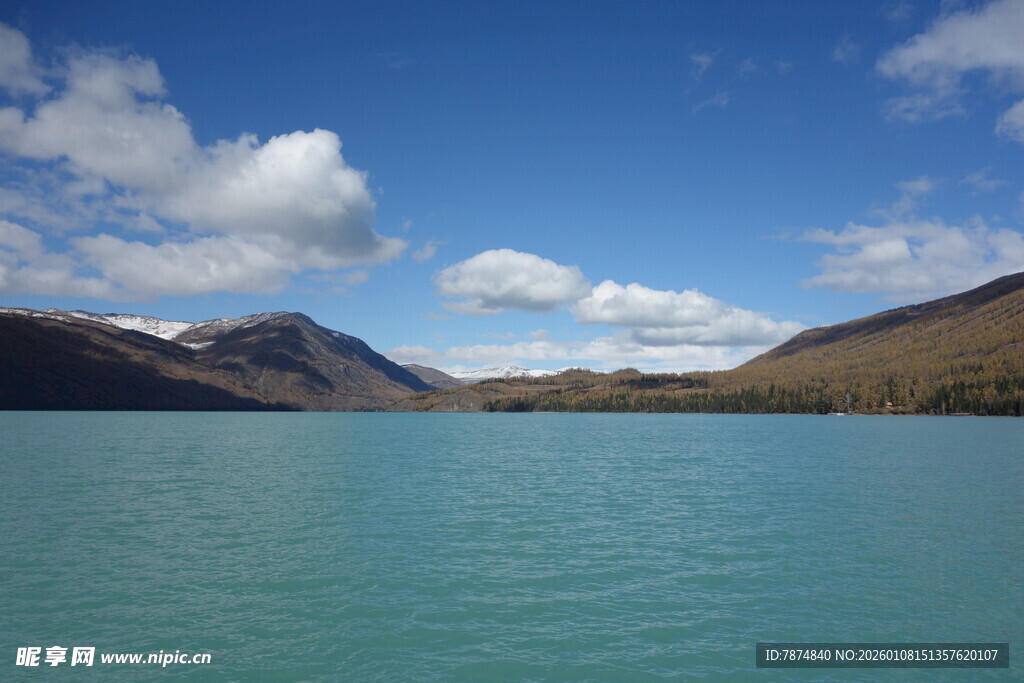 美丽湖景与远山蓝天白云