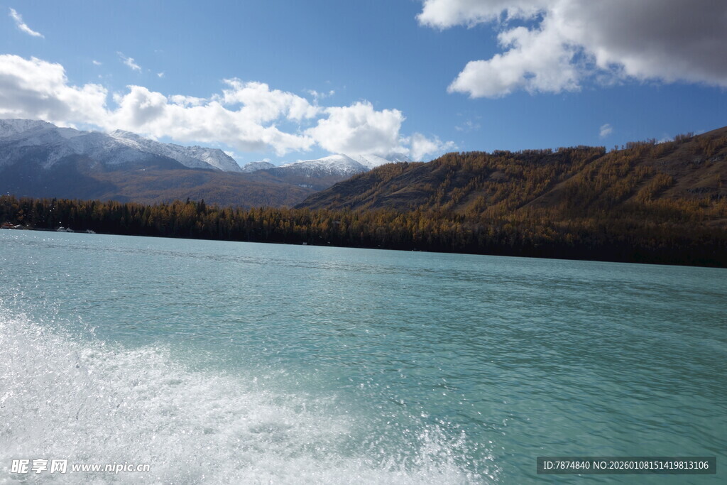 碧波蓝天中的水上风光