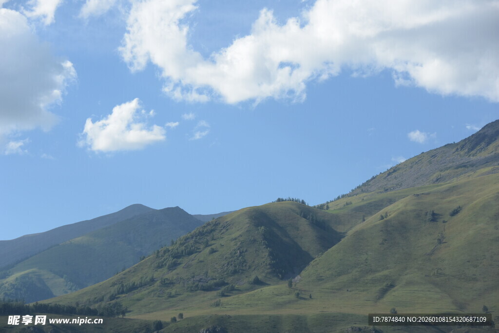 蓝天白云下的翠绿山峦