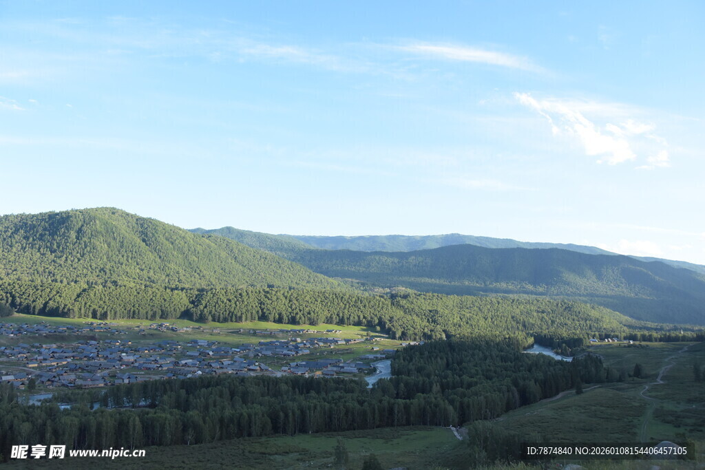 青山环绕的美丽村落