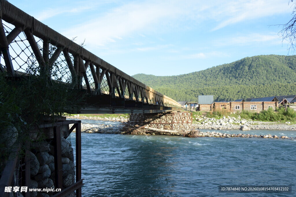 河畔铁桥横跨碧水青山