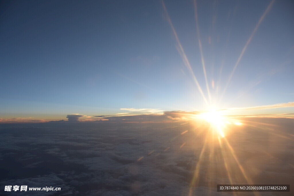 高空之上的壮丽日出