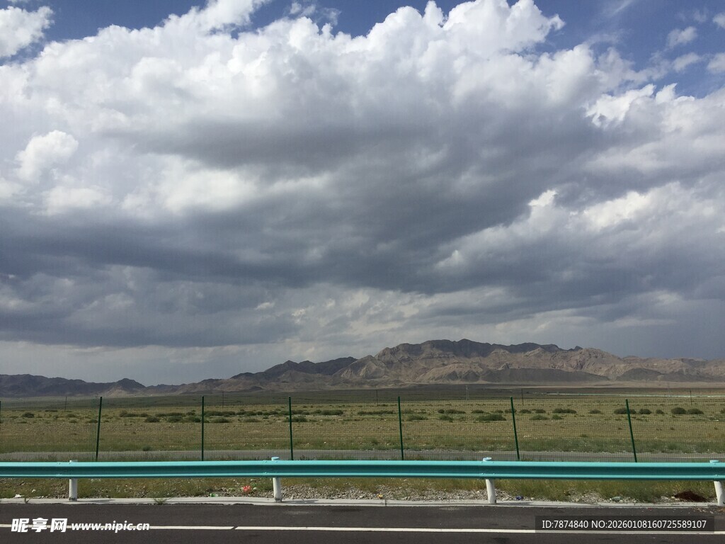 公路边的壮阔天空与远山