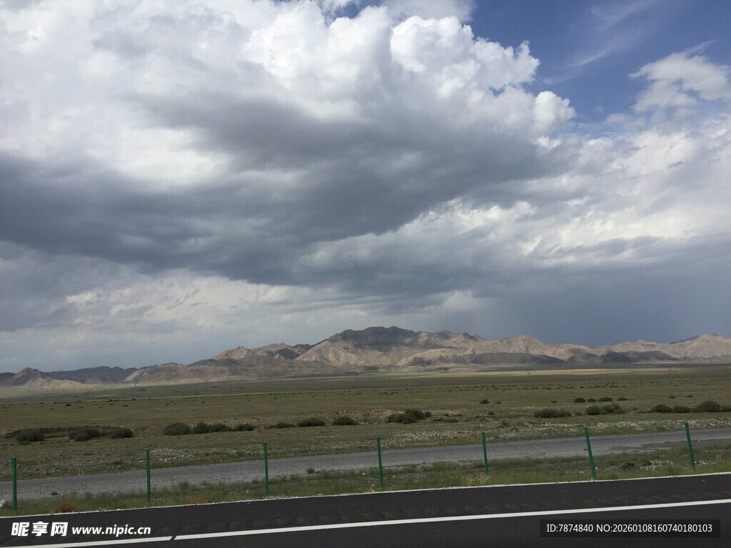 公路边的壮阔天空与远山