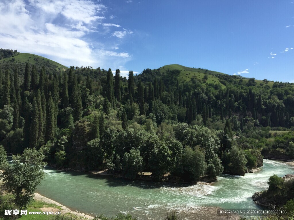 青山绿水间的秀丽河谷