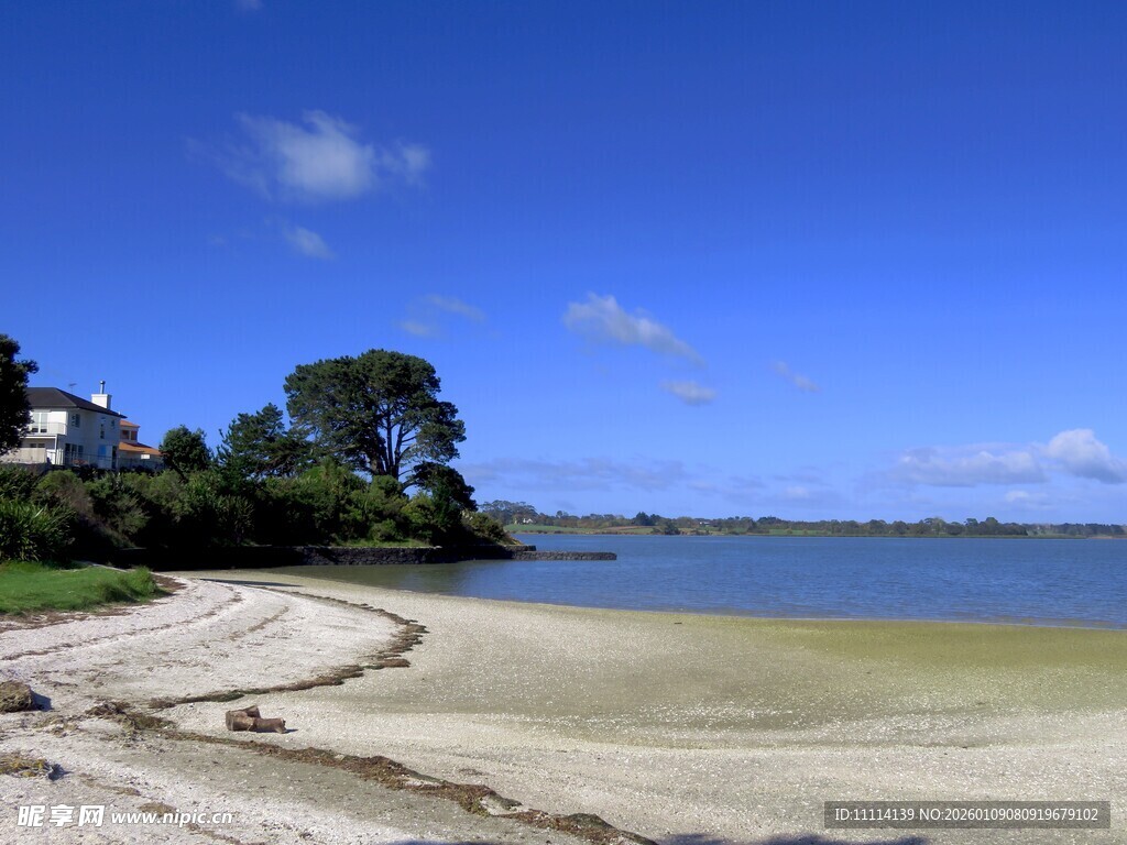 宁静美丽的海滨沙滩风光